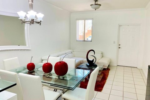 Condo in Hialeah, Florida, 2 bedrooms  № 1388172 - photo 4