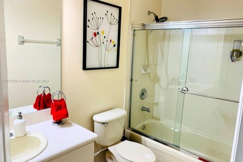 Condo in Hialeah, Florida, 2 bedrooms  № 1388172 - photo 7