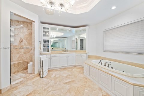 House in Fort Lauderdale, Florida 5 bedrooms, 513.1 sq.m. № 1006617 - photo 29