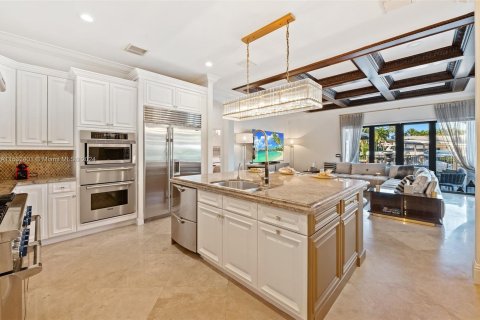 House in Fort Lauderdale, Florida 5 bedrooms, 513.1 sq.m. № 1006617 - photo 12