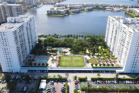 Condo in Aventura, Florida, 2 bedrooms  № 1206617 - photo 1