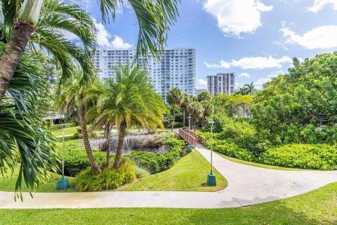 Condo in Aventura, Florida, 2 bedrooms  № 1206617 - photo 24