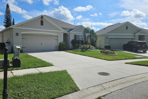 House in Winter Haven, Florida 4 bedrooms, 171.96 sq.m. № 1390803 - photo 2