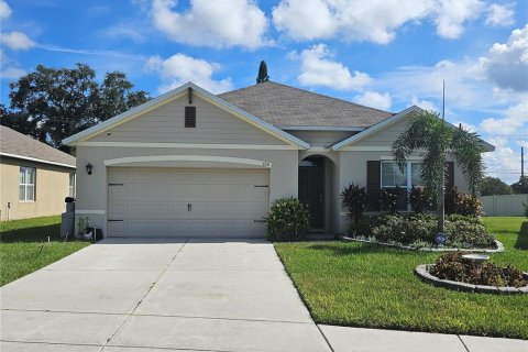 House in Winter Haven, Florida 4 bedrooms, 171.96 sq.m. № 1390803 - photo 1