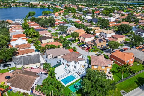 Villa ou maison à vendre à Hialeah, Floride: 4 chambres, 201.69 m2 № 643493 - photo 6