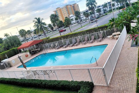 Condominio en venta en Pompano Beach, Florida, 1 dormitorio, 59.83 m2 № 1223674 - foto 10