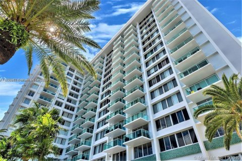 Condo in Miami Beach, Florida  № 1357225 - photo 2