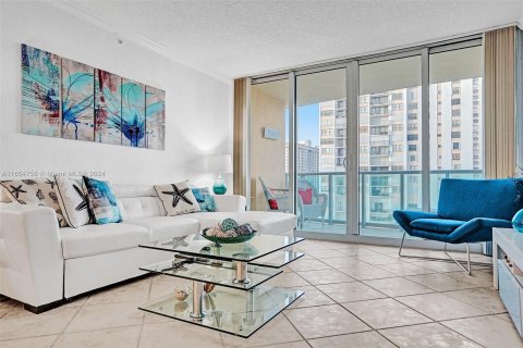 Condo in Hollywood, Florida, 1 bedroom  № 1355116 - photo 5