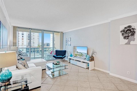 Condo in Hollywood, Florida, 1 bedroom  № 1355116 - photo 6