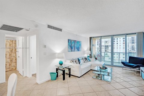 Condo in Hollywood, Florida, 1 bedroom  № 1355116 - photo 12