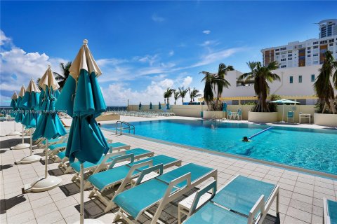 Condo in Hollywood, Florida, 1 bedroom  № 1355116 - photo 28