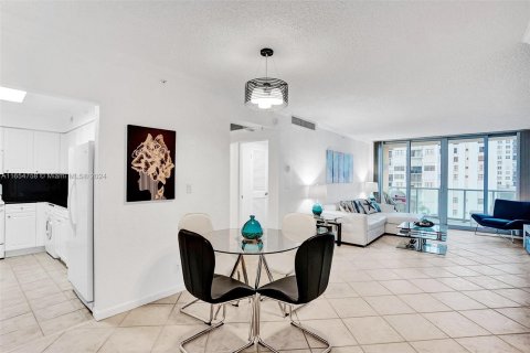 Condo in Hollywood, Florida, 1 bedroom  № 1355116 - photo 14