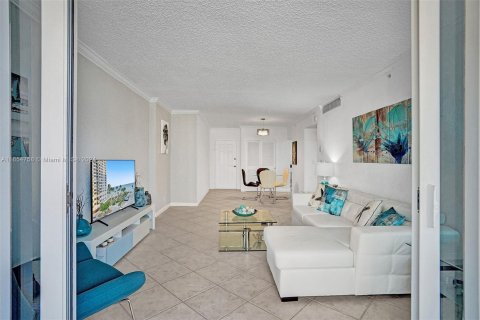 Condo in Hollywood, Florida, 1 bedroom  № 1355116 - photo 3