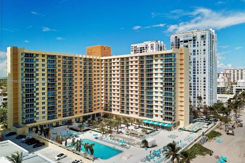 Condo in Hollywood, Florida, 1 bedroom  № 1355116 - photo 29