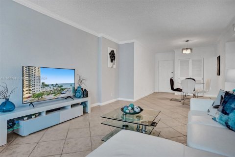 Condo in Hollywood, Florida, 1 bedroom  № 1355116 - photo 8