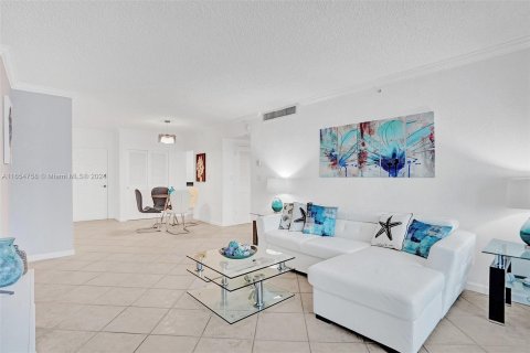 Condo in Hollywood, Florida, 1 bedroom  № 1355116 - photo 9