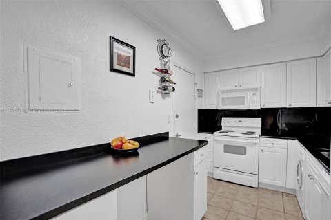 Condo in Hollywood, Florida, 1 bedroom  № 1355116 - photo 22