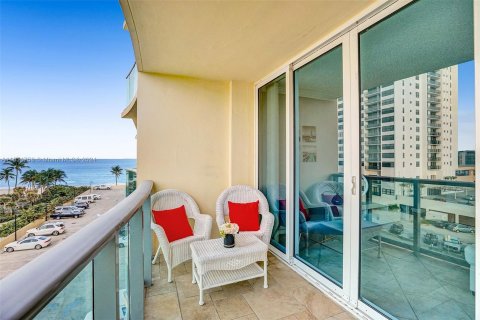 Condo in Hollywood, Florida, 1 bedroom  № 1355116 - photo 1