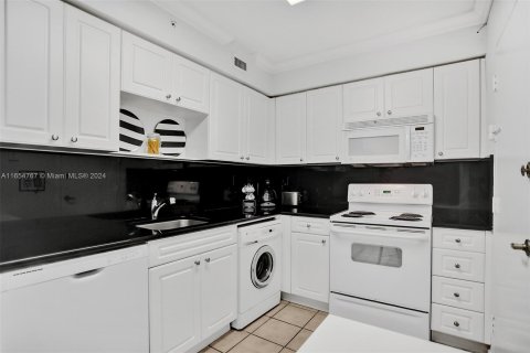 Condo in Hollywood, Florida, 1 bedroom  № 1355117 - photo 17