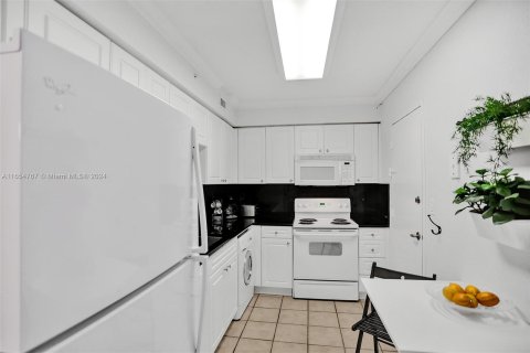 Condo in Hollywood, Florida, 1 bedroom  № 1355117 - photo 15