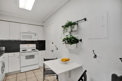 Condo in Hollywood, Florida, 1 bedroom  № 1355117 - photo 20