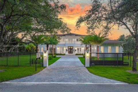 Villa ou maison à vendre à Pinecrest, Floride: 7 chambres, 799.42 m2 № 1269675 - photo 1