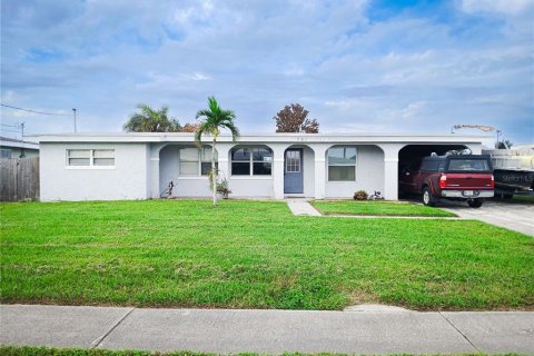 House in Port Charlotte, Florida 3 bedrooms, 93.92 sq.m. № 1411281 - photo 1