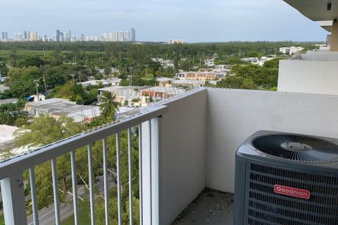 Купить кондоминиум в Норт-Майами, Флорида 2 спальни, 89.46м2, № 972347 - фото 1
