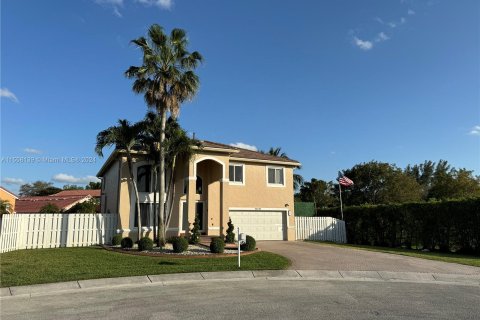 House in Miramar, Florida 5 bedrooms, 222.41 sq.m. № 1081001 - photo 1