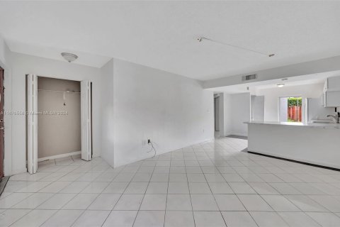 Condo in Miami, Florida, 2 bedrooms  № 1406173 - photo 8