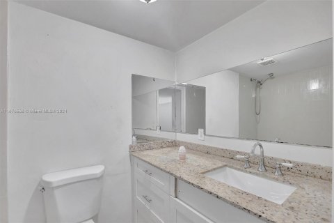 Condo in Miami, Florida, 2 bedrooms  № 1406173 - photo 13