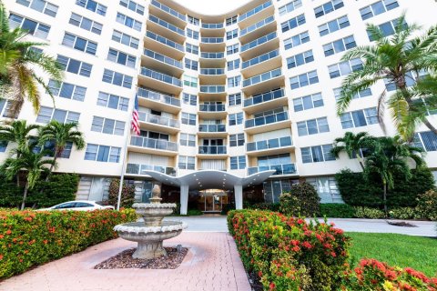 Condo in West Palm Beach, Florida, 2 bedrooms  № 892244 - photo 1