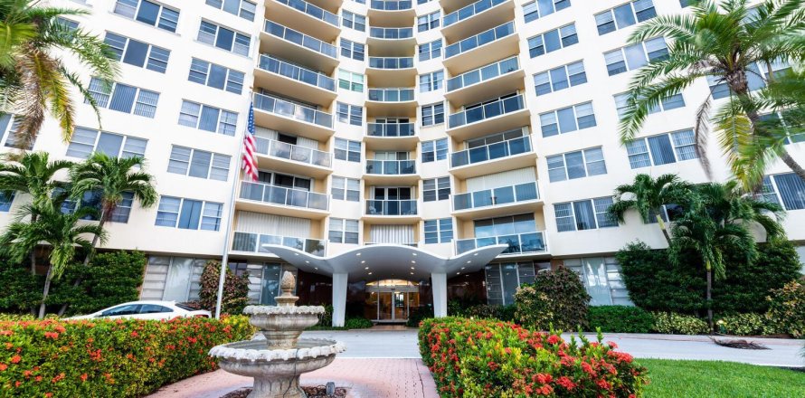 Condominio en West Palm Beach, Florida, 2 dormitorios  № 892244