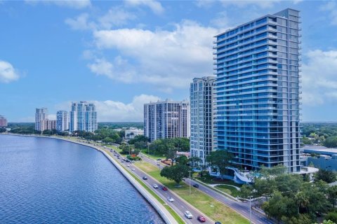 Condo in Tampa, Florida, 2 bedrooms  № 1352666 - photo 1