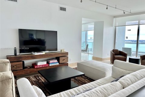 Condominio en alquiler en Miami, Florida, 2 dormitorios, 239.69 m2 № 1356872 - foto 8