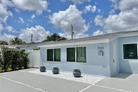 House in North Miami Beach, Florida 3 bedrooms, 122.26 sq.m. № 1161440 - photo 1