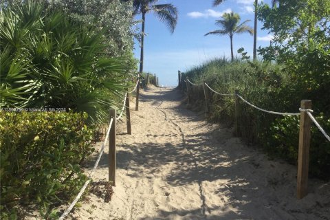 Condo in Miami Beach, Florida, 1 bedroom  № 1095457 - photo 17