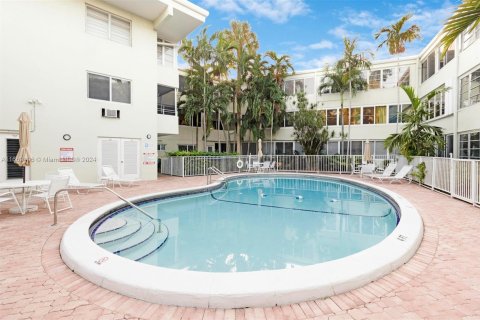 Condominio en venta en Fort Lauderdale, Florida, 1 dormitorio, 57.6 m2 № 1391956 - foto 24