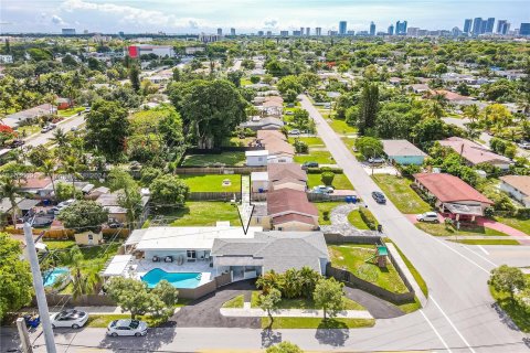 Casa en venta en Hollywood, Florida, 3 dormitorios, 177.91 m2 № 1355474 - foto 1