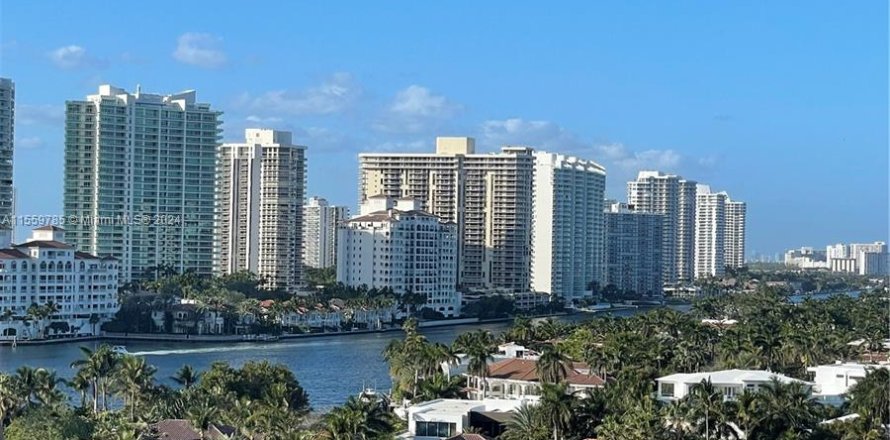 Condominio en Sunny Isles Beach, Florida, 1 dormitorio  № 1103748