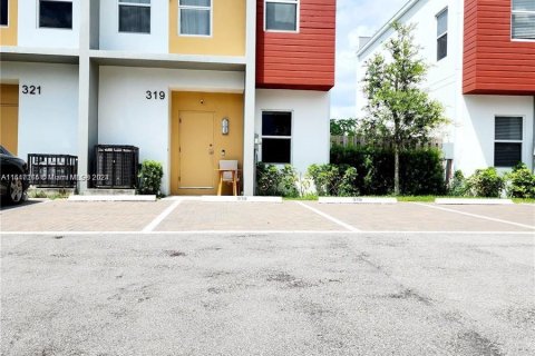 Villa ou maison à vendre à Hallandale Beach, Floride: 2 chambres, 126.35 m2 № 1103701 - photo 1