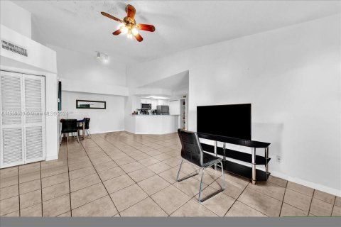 Condominio en venta en Coral Springs, Florida, 3 dormitorios, 117.34 m2 № 1103702 - foto 11