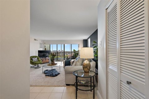 Condo in Treasure Island, Florida, 2 bedrooms  № 1343244 - photo 5