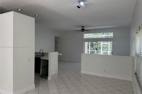 House in Weston, Florida 3 bedrooms, 143.63 sq.m. № 1395077 - photo 2