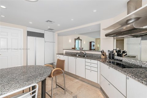 Condo in Miami, Florida, 2 bedrooms  № 1395081 - photo 11