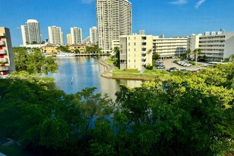 Condo in Aventura, Florida, 1 bedroom  № 1395083 - photo 1