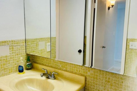 Condo in Aventura, Florida, 1 bedroom  № 1395083 - photo 16