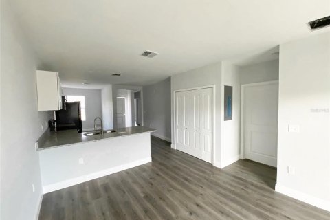Dúplex en venta en Poinciana, Florida, 6 dormitorios, 215.9 m2 № 914674 - foto 3