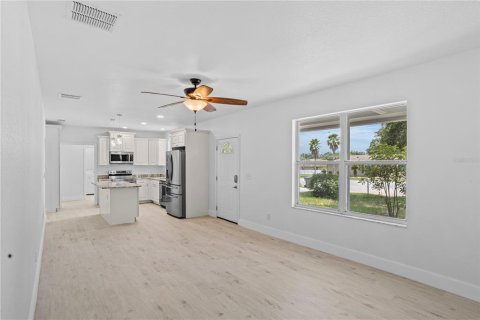 Casa en venta en Davenport, Florida, 4 dormitorios, 155.7 m2 № 1302568 - foto 5