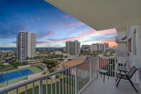 Condo in Fort Lauderdale, Florida, 1 bedroom  № 1011531 - photo 1